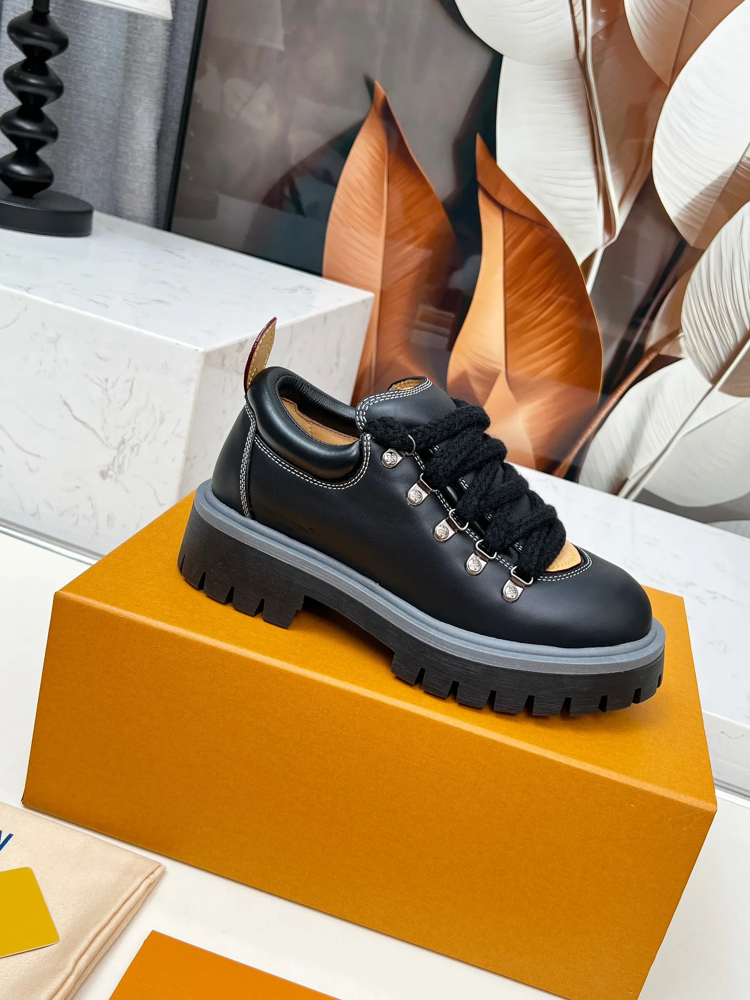 p660💰"Couple Style" LV Louis Vuitton's 2025 autumn and winter new style, developed one-to-one from the original version, retro fashionable, handsome and cool mountaineering derby shoes are now available.  Material: Imported first-layer cowhide Lining: Imported lambskin Outsole: Original molded TR non-slip outsole Sole height: 3.5cm Shoe size: Same style for men and women 35-45